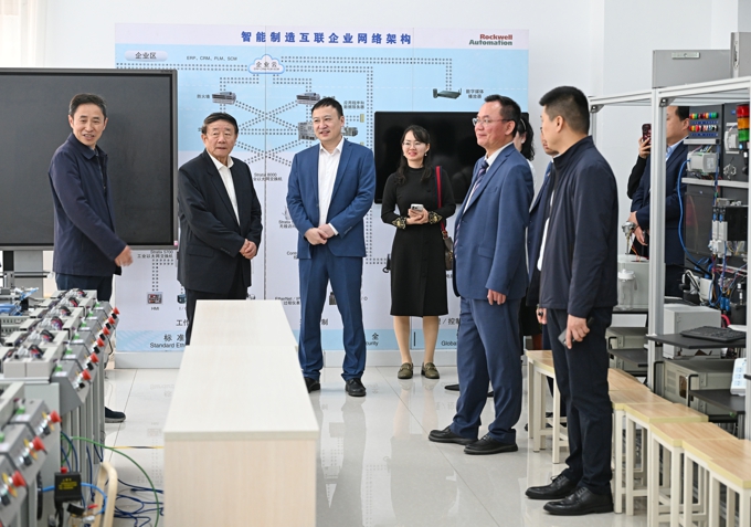 中国民办教育协会名誉会长王佐书及泰国格乐大学领导一行来校访问3.jpg