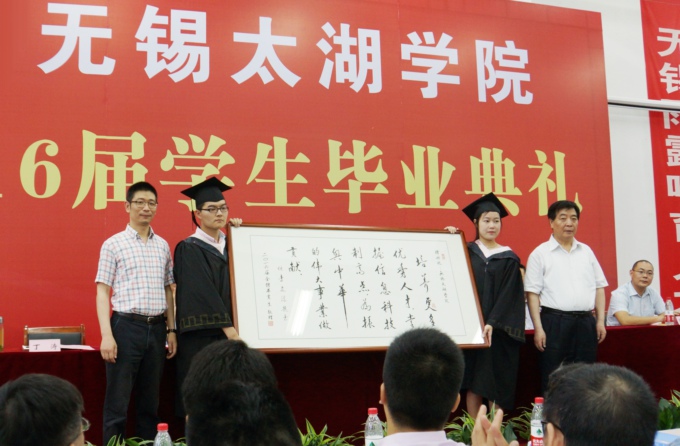 4-毕业生代表向学校赠送纪念品.JPG