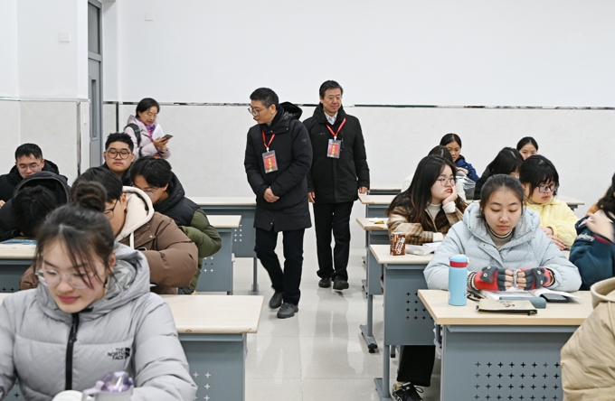 校领导深入教学一线检查新学期开学第一课3.jpg
