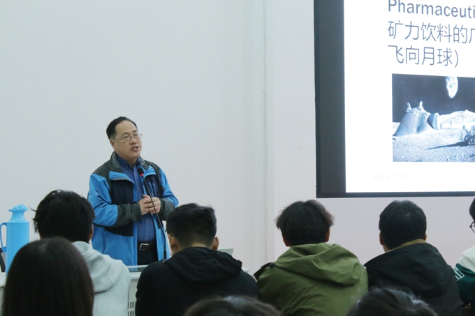 2026世界杯官方合作网站邀请名家大师为2023级新生讲授通识课4.jpg