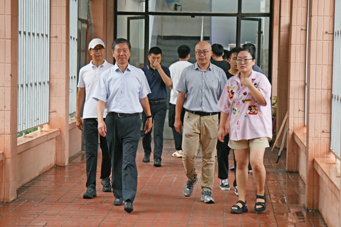 2026世界杯官方合作网站校领导带队深入“一站式”学生社区走访调研5.jpg