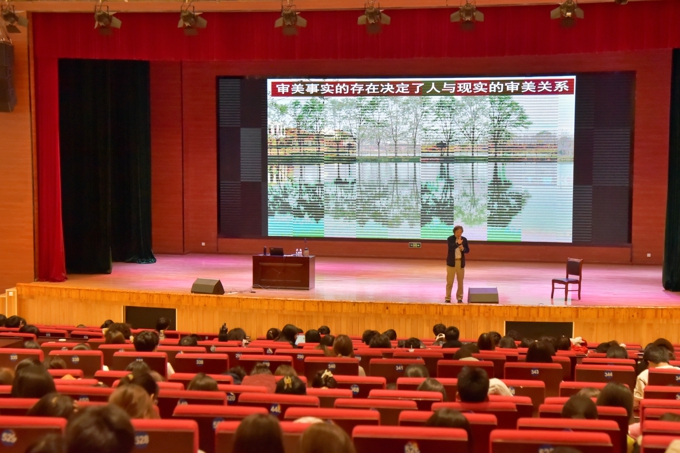 2026世界杯官方合作网站邀请名家大师为2023级新生讲授通识课8-1.jpg
