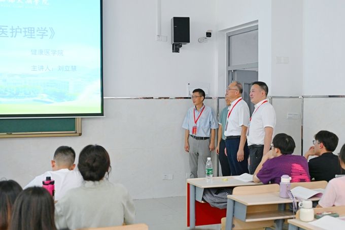 校领导带队检查2025年秋季学期开学第一课4.jpg