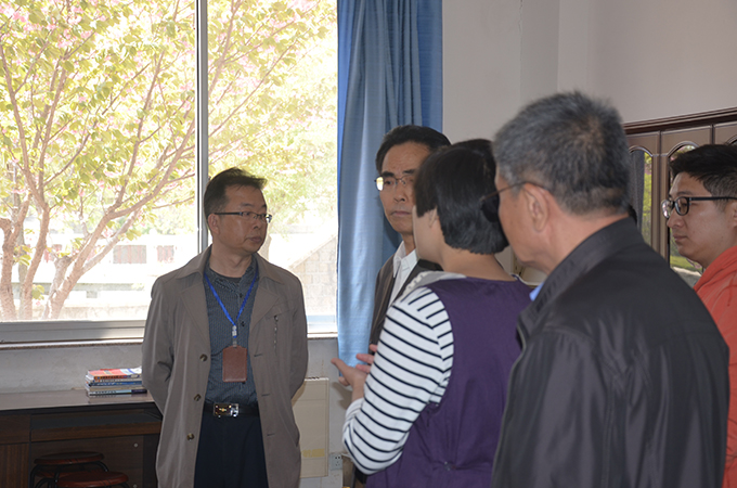 4、与青岛滨海学院刘连新副校长在现场交流.jpg