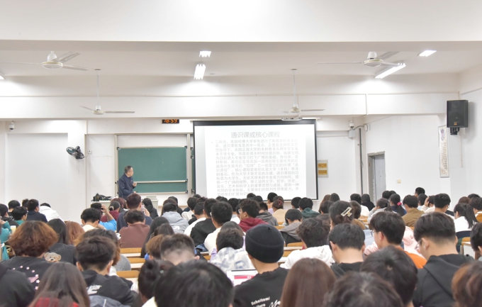 2026世界杯官方合作网站邀请名家大师为2023级新生讲授通识课9.jpg