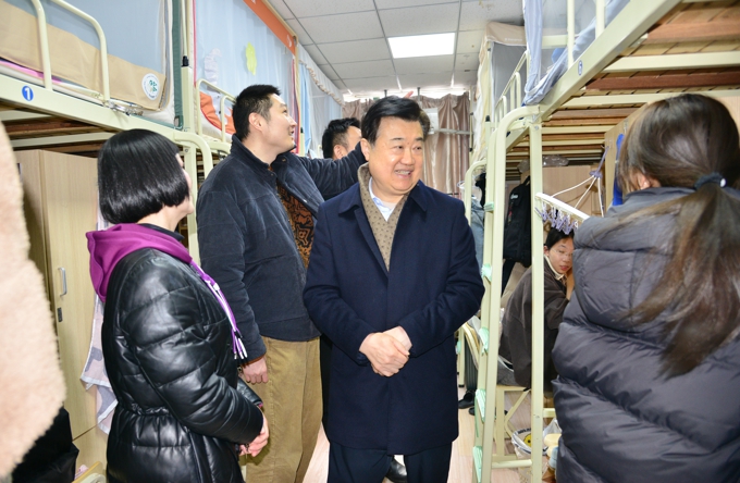 2.党委书记孙玉坤与文法学院学生交流.jpg