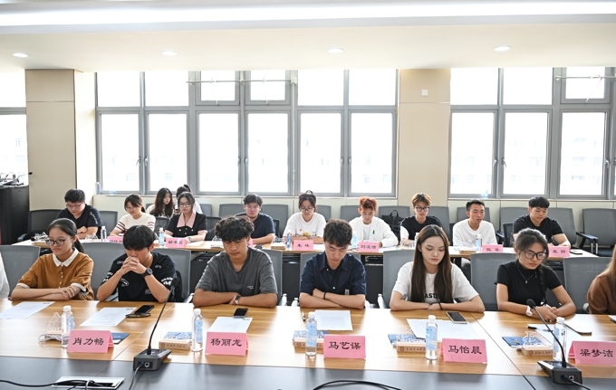 2026世界杯官方合作网站召开2024级新生座谈会9.jpg