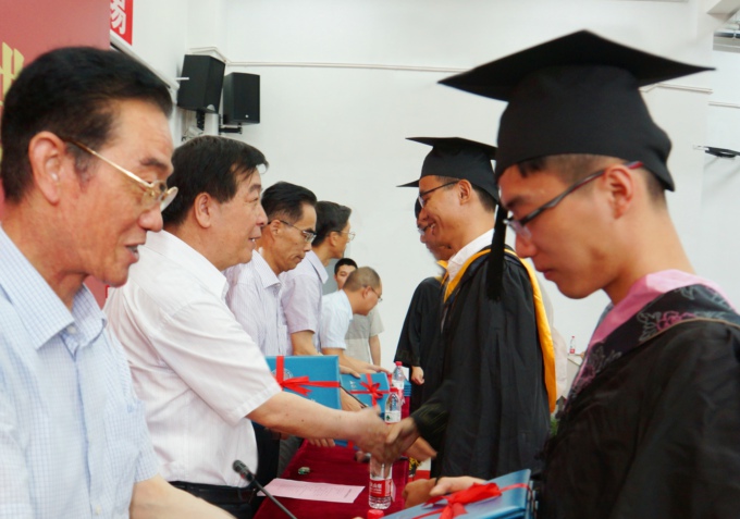 3-校领导为毕业生颁发毕业证书和学位证书.JPG
