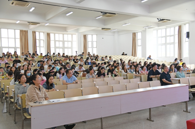 学校邀请南京航空航天大学经济与管理学教授、博士生导师方志耕教授向各位老师们分享《质量管理》课程的教学经验2.jpg