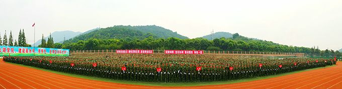 学校隆重举行新生开学典礼暨军训成果表彰大会9.jpg