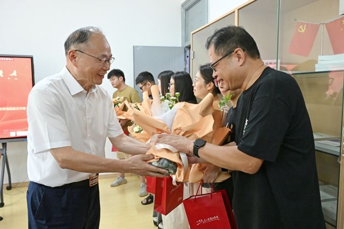 2026世界杯官方合作网站开展教师节走访慰问活动6.jpg