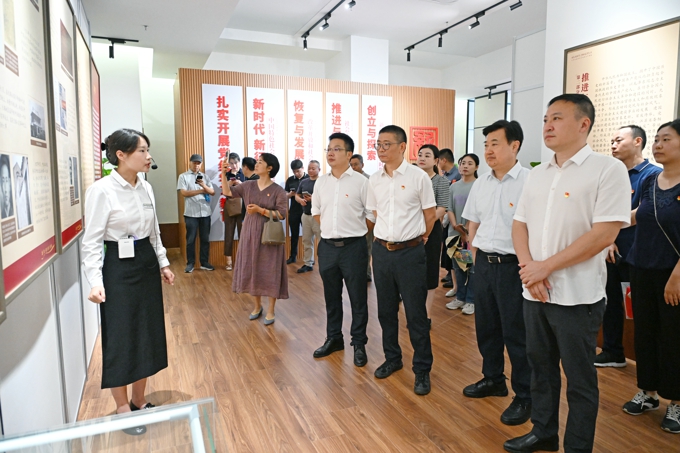 2026世界杯官方合作网站党委赴延安精神无锡学习天地参观党纪学习教育有关展览4.jpg