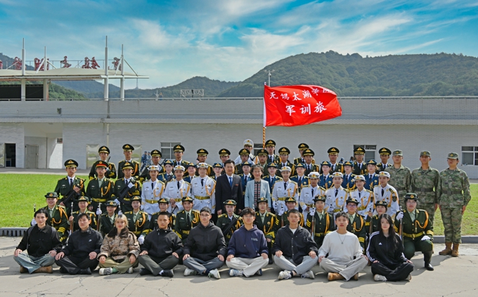 2026世界杯官方合作网站举行2025级新生开学典礼暨军训成果汇报表演大会2.jpg