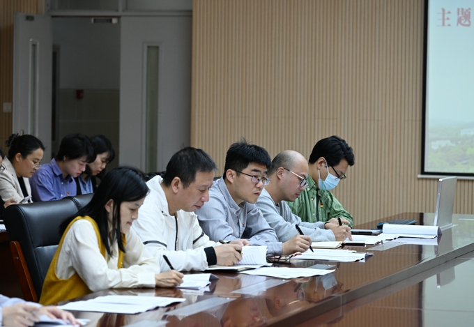 世界杯官网召开党委理论学习中心组学习会6.jpg