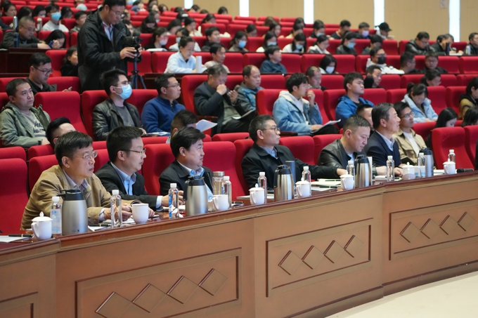 学校举办新一轮本科教育教学审核评估专家辅导报告会3.jpg