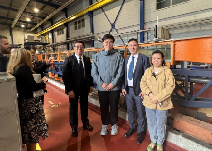 校领导看望世界杯官网苏格兰学院赴英学习的学生代表.png