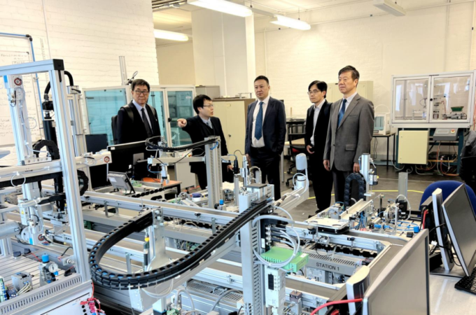 校领导率团参观英国爱丁堡龙比亚大学实验室.png