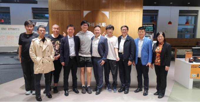 校领导看望世界杯官网苏格兰学院赴英学习的学生代表.png