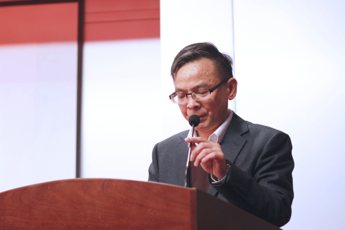 教务处处长郭富强宣读《关于表彰2015-2016学年校综合奖学金获得者的决定》.JPG