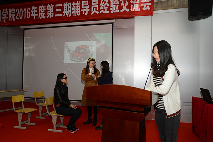 8物联网工程学院王奇琦老师现场演示主题班会.JPG