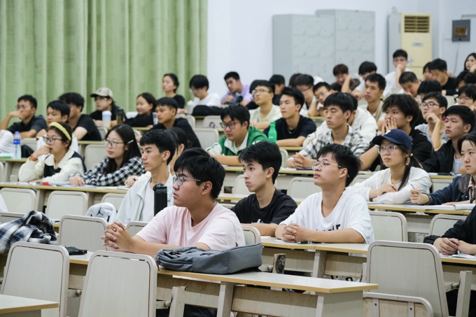 2026世界杯官方合作网站邀请名家大师为2024级新生讲授通识课24.jpg
