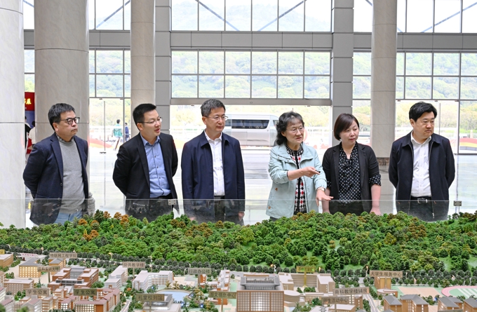 无锡市社科联主席李明新一行来校调研10.jpg