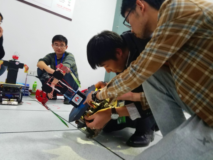 3选手在精心调试机器人.jpg