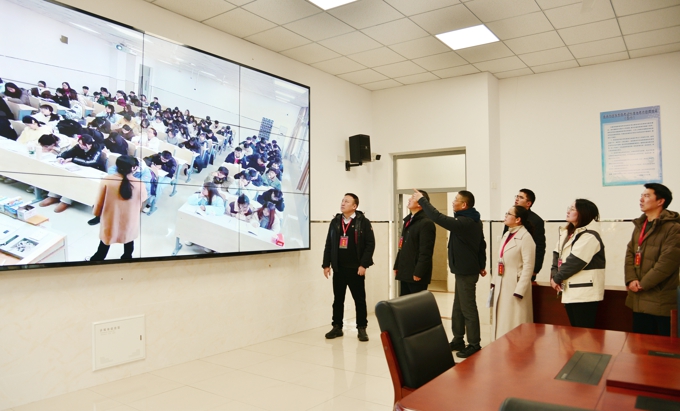 校领导带队检查2025年春季学期开学第一课5.jpg