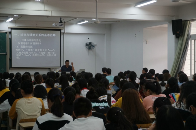 南师大教授孙文恺为世界杯官网新生讲授《法律与道德》1.jpg