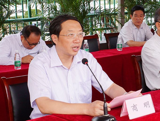 学校隆重举行新生开学典礼暨军训成果表彰大会2.jpg