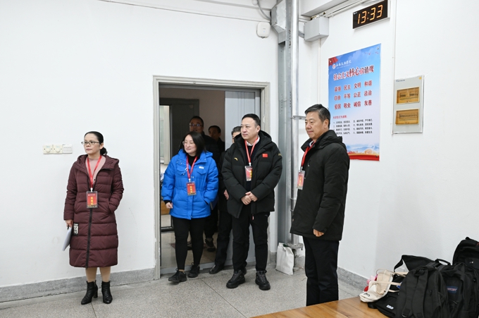 校领导带队深入考场巡视检查期末考试工作2.jpg