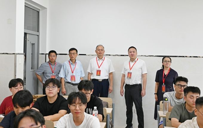 校领导带队检查2025年秋季学期开学第一课3.jpg