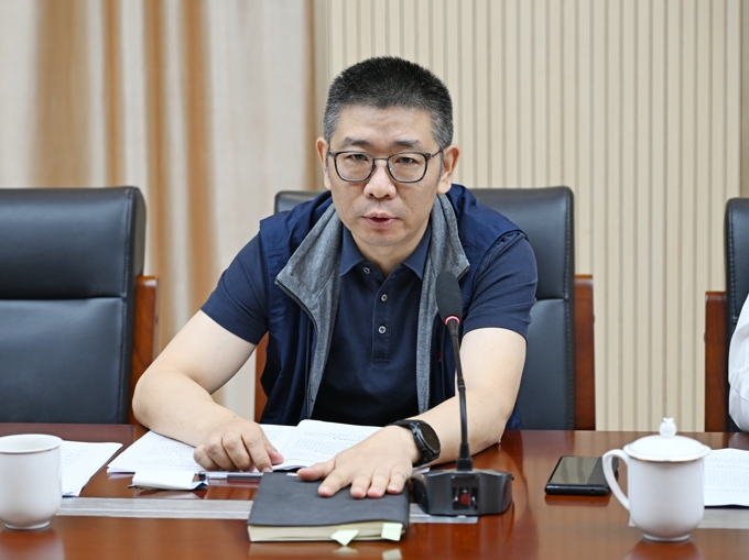 世界杯官网召开党委理论学习中心组学习会3.jpg