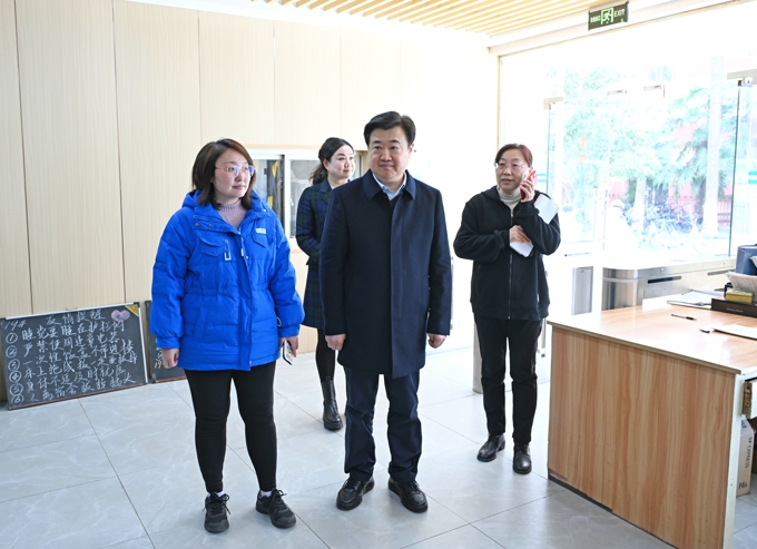 党委书记孙玉坤带队走访艺术学院学生宿舍2.jpg