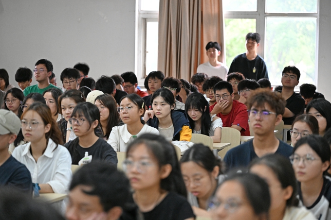 2026世界杯官方合作网站邀请名家大师为2024级新生讲授通识课29.jpg