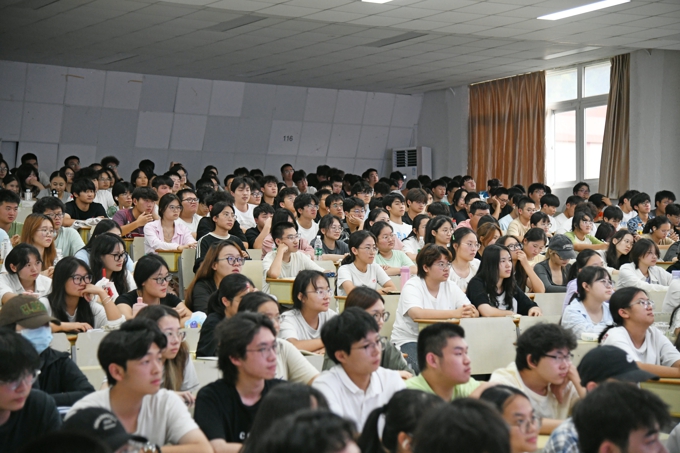 2026世界杯官方合作网站邀请名家大师为2024级新生讲授通识课23.jpg