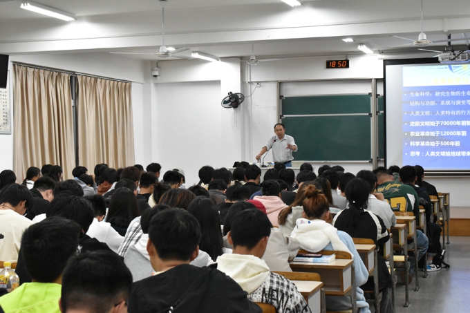 2026世界杯官方合作网站邀请名家大师为2023级新生讲授通识课11.jpg