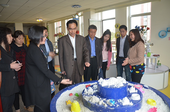 3、考察山东英才学院教学试验室.jpg