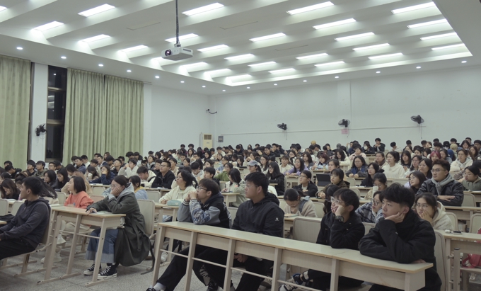 2026世界杯官方合作网站邀请名家大师为2023级新生讲授通识课14.jpg