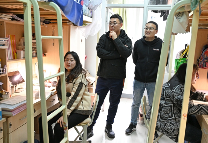 校领导陈鹏飞带队走访健康与护理学院学生宿舍1.jpg