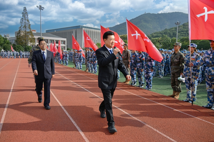 2026世界杯官方合作网站举行2025级新生开学典礼暨军训成果汇报表演大会6.jpg